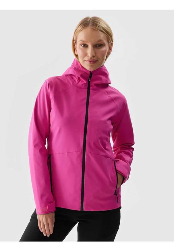 4f - Kurtka przejściowa membrana 5000 damska - różowa. Okazja: na co dzień. Typ kołnierza: kaptur. Kolor: różowy. Materiał: materiał, syntetyk, dzianina, tkanina. Długość rękawa: raglanowy rękaw. Wzór: gładki. Styl: klasyczny, casual, sportowy