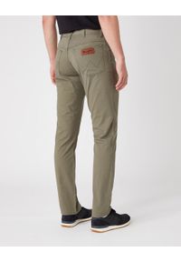 Wrangler - WRANGLER TEXAS SLIM MĘSKIE SPODNIE MATERIAŁOWE DUSTY OLIVE W12SWA275. Materiał: materiał #5