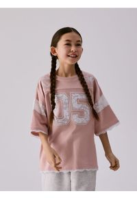 Reserved - T-shirt z koronkowym zdobieniem - różowy. Kolor: różowy. Materiał: koronka. Wzór: aplikacja #1