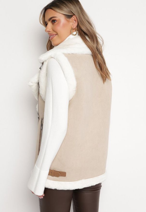 Born2be - Beżowa Kamizelka Bezrękawnik w Stylu Biker z Ekozamszu z Futerkiem Terone. Kolor: beżowy. Materiał: futro. Długość rękawa: bez rękawów. Wzór: aplikacja