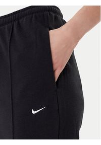 Nike Spodnie dresowe Chill Terry FN2434 Czarny Regular Fit. Kolor: czarny. Materiał: bawełna #4