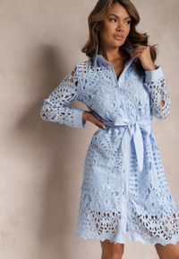 Renee - Niebieska Koszulowa Sukienka Mini z Ażurowej Koronki i Paskiem Norila. Kolor: niebieski. Materiał: koronka. Wzór: ażurowy, koronka. Typ sukienki: koszulowe. Styl: klasyczny. Długość: mini #1