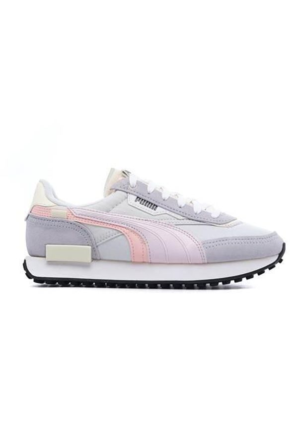Buty do chodzenia damskie Puma Future Rider Displaced. Zapięcie: sznurówki. Kolor: biały, wielokolorowy, fioletowy. Materiał: materiał. Szerokość cholewki: normalna. Sport: turystyka piesza
