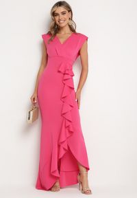 Born2be - Fuksjowa Asymetryczna Sukienka z Dekoltem V i Ozdobną Falbaną Efiola. Okazja: na co dzień. Typ kołnierza: dekolt w kształcie V. Kolor: różowy. Typ sukienki: asymetryczne. Styl: casual, elegancki #6