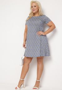 Born2be - Granatowo-Biała Rozkloszowana Sukienka z Wiskozy Krótkim Rękawem i Mozaikowym Printem Hyacina. Kolor: niebieski. Materiał: wiskoza. Długość rękawa: krótki rękaw. Wzór: nadruk. Sezon: lato. Styl: wakacyjny #4