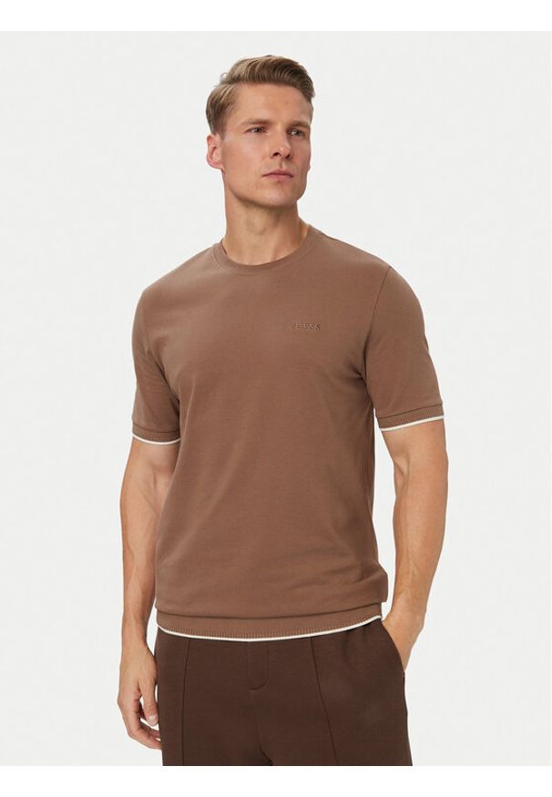 Guess T-Shirt Z6YI23 K5025 Brązowy Regular Fit. Kolor: brązowy. Materiał: bawełna