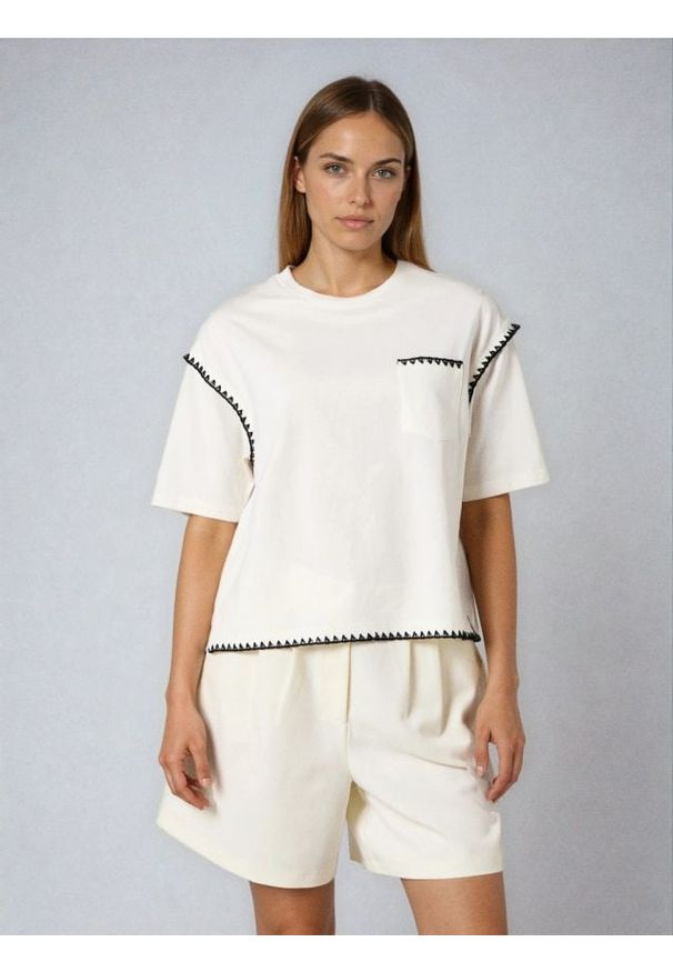Sinsay - Bawełniana koszulka z kieszonką i kontrastową lamówką - kremowy. Kolor: kremowy. Materiał: bawełna