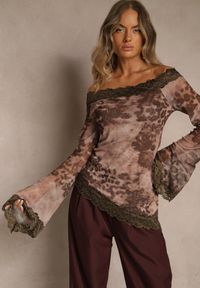 Renee - Brązowa Bluzka Siateczkowa Typu Hiszpanka z Bawełną i Wiskozą z Koronką Nurriva. Okazja: na co dzień. Typ kołnierza: dekolt hiszpanka. Kolor: brązowy. Materiał: koronka, bawełna, wiskoza. Wzór: koronka. Styl: casual #5