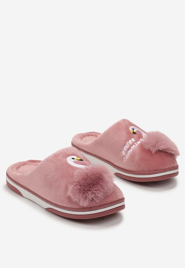 Born2be - Ciemnoróżowe Kapcie z Haftem i Małym Pomponem Dasca. Kolor: różowy. Materiał: futro. Wzór: haft. Obcas: na płaskiej podeszwie