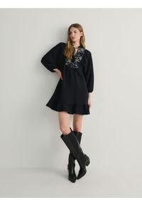 Reserved - Sukienka z ozdobnym haftem - czarny. Kolor: czarny. Materiał: bawełna, tkanina. Wzór: haft #1