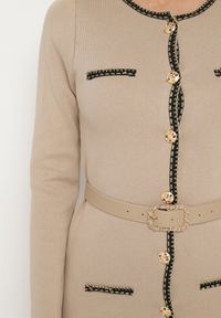 Born2be - Beżowa Dzianinowa Sukienka z Wiskozą Zdobiona Metalicznymi Wstawkami i Paskiem Caledi. Okazja: na co dzień. Kolor: beżowy. Materiał: wiskoza, dzianina. Długość rękawa: długi rękaw. Wzór: aplikacja. Styl: klasyczny, casual, elegancki #2