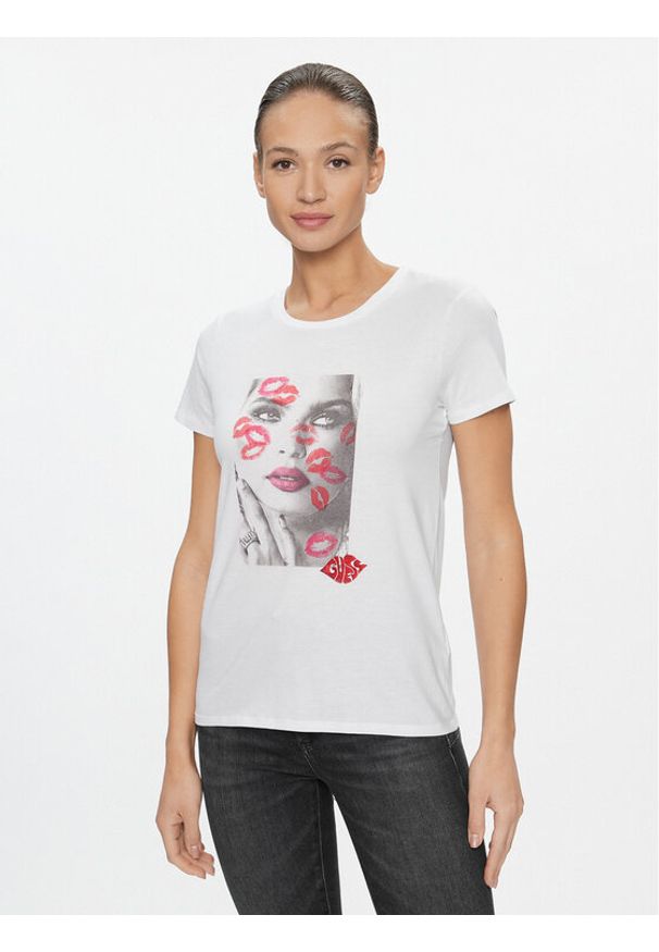 Guess T-Shirt Lipstick Kisses W4RI20 K9RM1 Biały Regular Fit. Kolor: biały. Materiał: bawełna