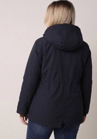 Born2be - Granatowo-Zielona Dwustronna Kurtka Przejściowa w Stylu Parki z Kapturem Tidala. Okazja: na co dzień. Typ kołnierza: kaptur. Kolekcja: plus size. Kolor: niebieski. Materiał: materiał, jeans, poliester. Wzór: aplikacja. Styl: klasyczny, casual #7