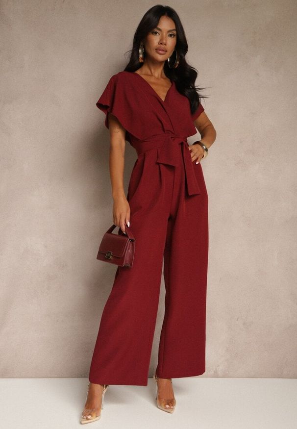 Renee - Bordowy Elegancki Kombinezon z Szerokimi Nogawkami i Kopertowym Dekoltem Melovina. Okazja: na co dzień. Kolor: czerwony. Sezon: wiosna, jesień. Styl: elegancki