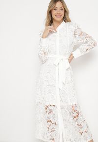 Born2be - Biała Koronkowa Sukienka z Paskiem w Talii i Falbanką Nicasta. Okazja: na co dzień. Typ kołnierza: kołnierzyk stójkowy. Kolor: biały. Materiał: koronka. Długość rękawa: długi rękaw. Typ sukienki: proste. Styl: elegancki, casual #6