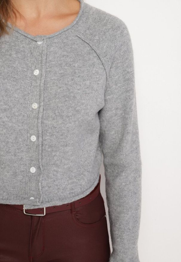 Born2be - Szary Klasyczny Kardigan z Wełną Zapinany na Guziki Inadira. Okazja: na co dzień, na spotkanie biznesowe. Kolor: szary. Materiał: wełna. Styl: klasyczny