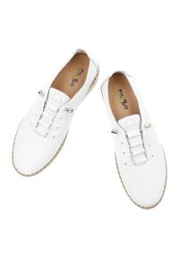 Półbuty damskie Filippo, cholewka ze skóry naturalnej licowej perforowana powierzchnia wiązany fason, białe, DP7542/26. Kolor: biały. Materiał: skóra. Szerokość cholewki: normalna #4