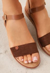 Born2be - Brązowe Minimalistyczne Sandały VICES na Płaskiej Podeszwie z Bieżnikiem Tailisha. Okazja: na spacer. Zapięcie: pasek. Kolor: brązowy. Materiał: jeans, len. Sezon: lato. Obcas: na płaskiej podeszwie #8