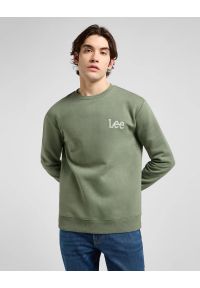 Lee - MESKA BLUZA LEE WOBBLY LEE SWS OLIVE STONE 112371911. Okazja: na co dzień. Materiał: dzianina, polar, materiał, poliester, bawełna, skóra, jeans. Sezon: zima. Styl: casual, klasyczny #1