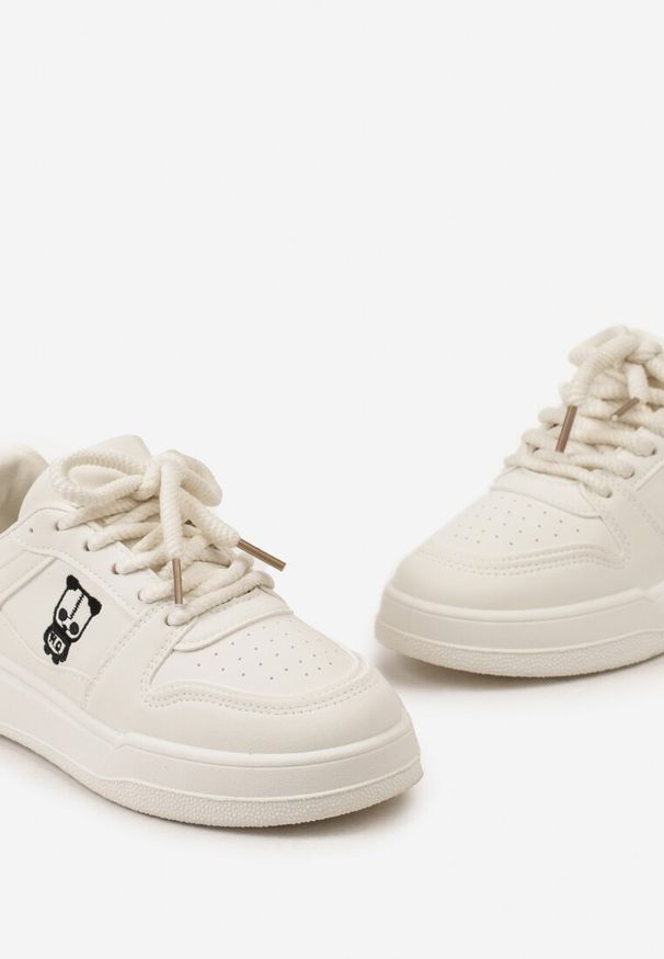 Renee - Beżowe Sznurowane Sneakersy z Ekoskóry z Ozdobną Naszywką i Perforacją Vetria. Okazja: na co dzień. Kolor: beżowy. Materiał: jeans. Wzór: aplikacja