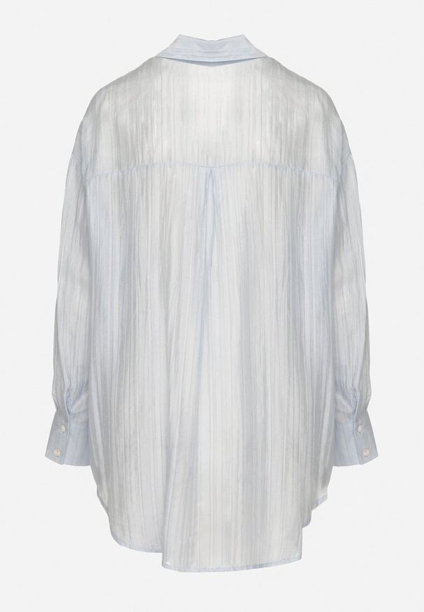 Born2be - Jasnoniebieska Koszula o Kroju Oversize Dolamana. Okazja: na co dzień. Typ kołnierza: kołnierzyk klasyczny. Kolor: niebieski. Materiał: jeans. Długość rękawa: długi rękaw. Długość: długie. Styl: klasyczny, elegancki, casual