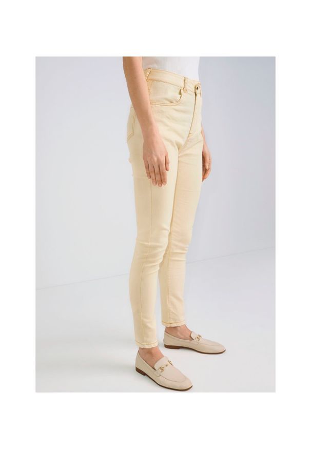 Ochnik - Kremowe spodnie jeansowe damskie. Kolor: beżowy. Materiał: bawełna. Sezon: zima, lato. Styl: klasyczny