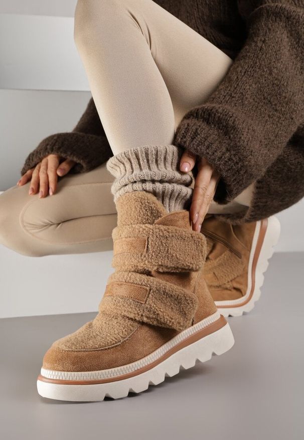 Born2be - Brązowe Botki Śniegowce na Grubej Podeszwie Ozdobione Szerokimi Rzepami Amerria. Okazja: na co dzień. Zapięcie: rzepy. Kolor: brązowy. Materiał: jeans. Wzór: aplikacja. Styl: casual