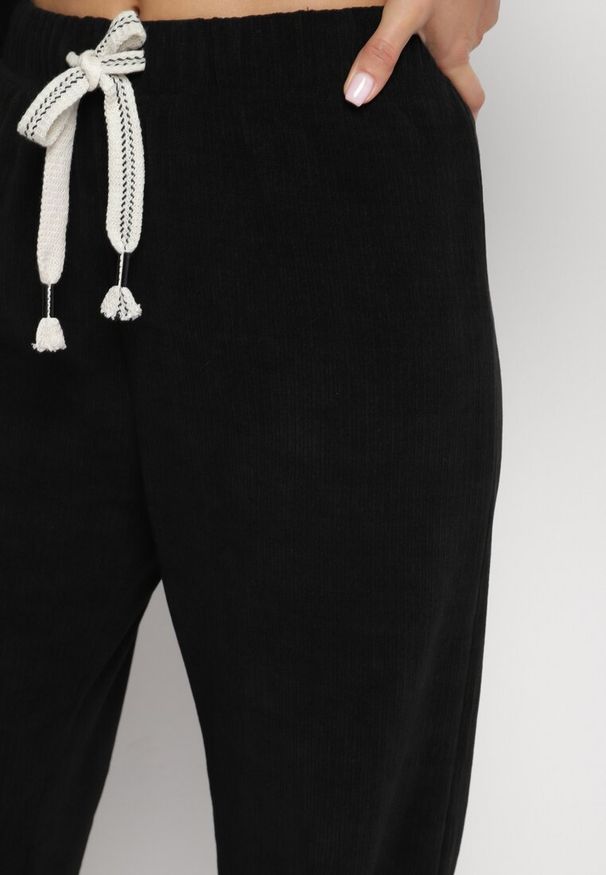 Born2be - Czarne Szerokie Prążkowane Spodnie Dresowe z Wysokim Stanem Irimonia. Okazja: na co dzień. Stan: podwyższony. Kolor: czarny. Materiał: dresówka, prążkowany. Styl: elegancki, casual