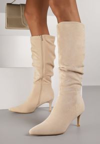 Renee - Beżowe Marszczone Kozaki z Imitacji Zamszu na Obcasie Typu Szpilka Rilavira. Okazja: na co dzień. Kolor: beżowy. Materiał: zamsz. Obcas: na obcasie. Styl: casual, elegancki. Wysokość obcasa: średni #6