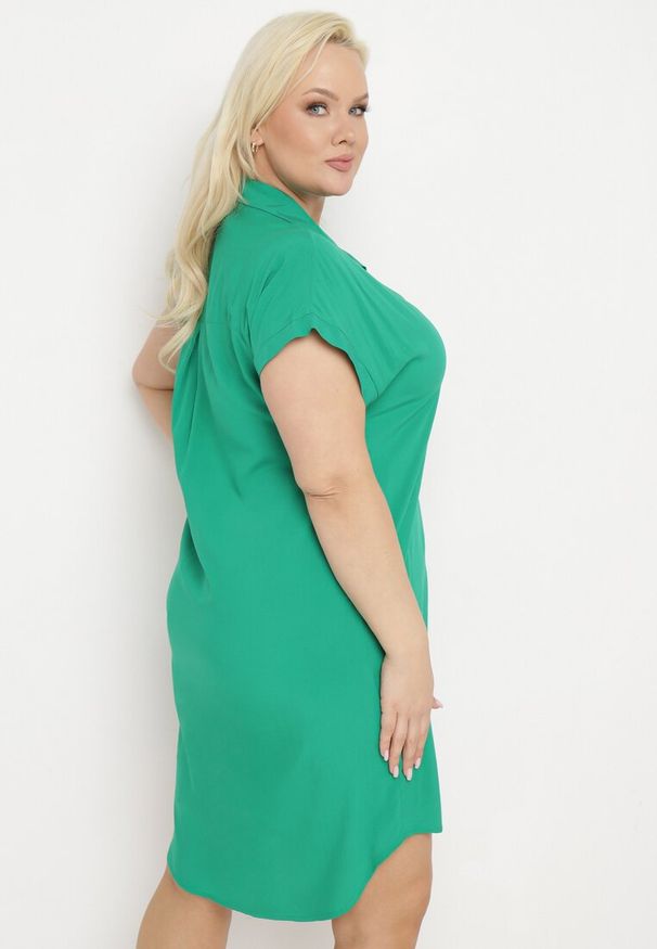Born2be - Zielona Sukienka Koszulowa z Wiskozy z Kieszonką o Pudełkowym Fasonie Caviella. Typ kołnierza: dekolt w serek. Kolor: zielony. Materiał: wiskoza. Typ sukienki: koszulowe