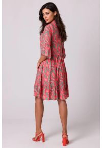 Sukienki.shop - Sukienka rozkloszowana z falbaną z nadrukiem koszulowa. Okazja: na co dzień, na randkę. Wzór: nadruk. Typ sukienki: koszulowe. Styl: casual, wizytowy #4