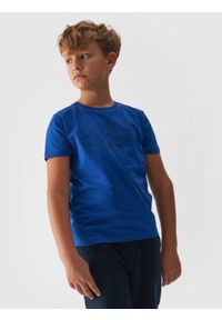 4f - T-shirt z nadrukiem chłopięcy - kobaltowy. Okazja: na co dzień. Kolor: niebieski. Materiał: dzianina, jersey, bawełna. Długość rękawa: krótki rękaw. Długość: krótkie. Wzór: nadruk. Styl: sportowy, casual