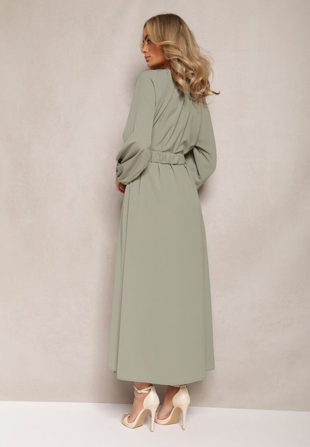 Renee - Ciemnozielona Sukienka Maxi o Swobodnym Kroju z Guzikami i Paskiem z Metaliczną Klamrą Ferian. Kolor: zielony. Materiał: materiał. Długość: maxi