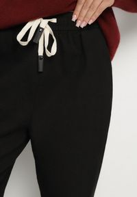 Born2be - Czarne Spodnie Bawełniane w Stylu Mom Fit ze Sznurkiem Adenelle. Okazja: na co dzień. Kolor: czarny. Materiał: bawełna. Styl: casual #4