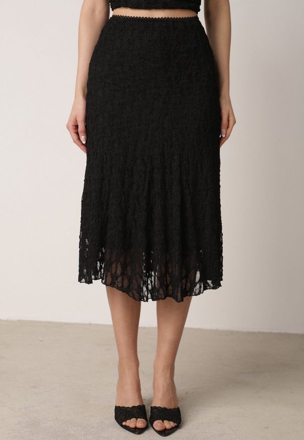 Born2be - Czarny Koronkowy Komplet Top Wiązany na Szyi i Spódnica Corinatea. Kolor: czarny. Materiał: koronka