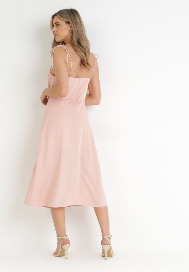 Born2be - Różowa Rozkloszowana Sukienka na Ramiączkach z Rozcięciem Sveame. Kolor: różowy. Długość rękawa: na ramiączkach. Wzór: aplikacja. Styl: klasyczny