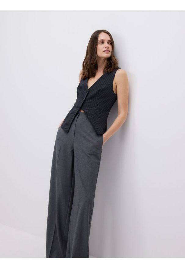 Reserved - Szerokie spodnie z kantem - jasnoszary. Kolor: szary. Materiał: tkanina, wiskoza