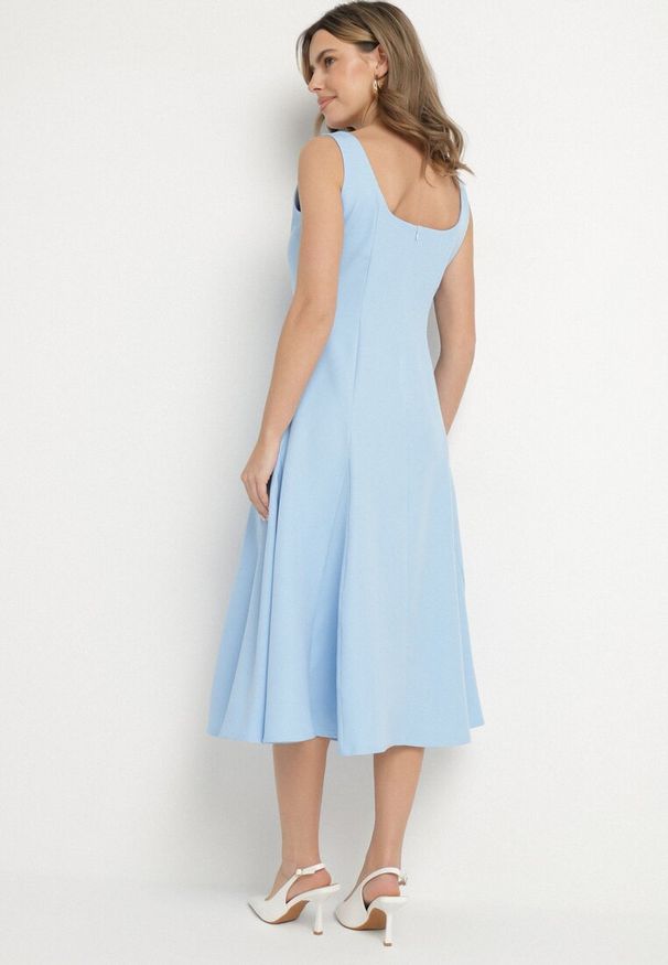 Born2be - Niebieska Klasyczna Sukienka o Rozkloszowanym Kroju Delure. Okazja: na imprezę. Typ kołnierza: dekolt kwadratowy. Kolor: niebieski. Wzór: aplikacja. Styl: klasyczny