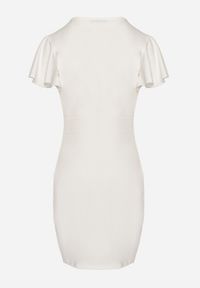 Born2be - Biała Dopasowana Sukienka Mini z Kopertowym Dekoltem i Ozdobną Falbanką Gwendara. Kolor: biały. Typ sukienki: kopertowe. Styl: elegancki. Długość: mini #4