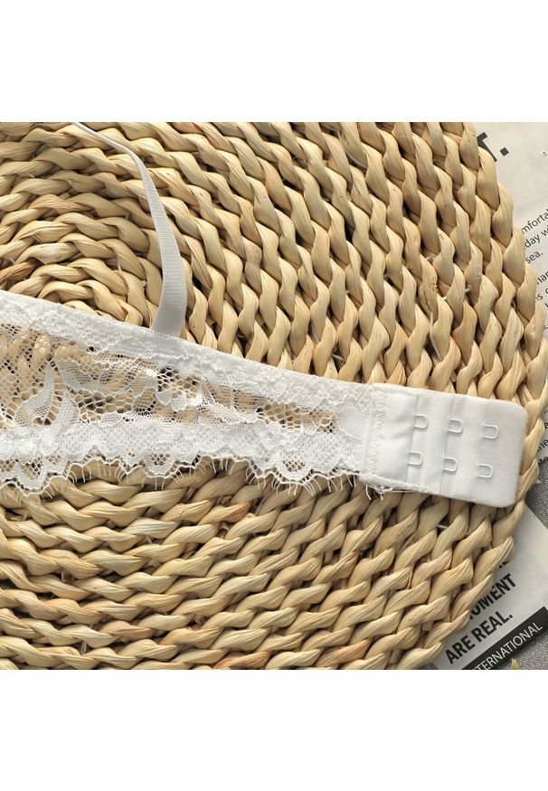 Intica - Koronkowy komplet bielizny z figami na wyjątkowe okazje Annerose. Kolor: biały. Materiał: koronka. Wzór: koronka