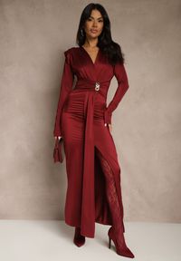 Renee - Bordowa Koktajlowa Sukienka z Rozcięciem na Nogę Zdobiona Trenem Atirga. Okazja: na studniówkę, na imprezę. Typ kołnierza: dekolt w serek. Kolor: czerwony. Wzór: aplikacja. Styl: wizytowy #1
