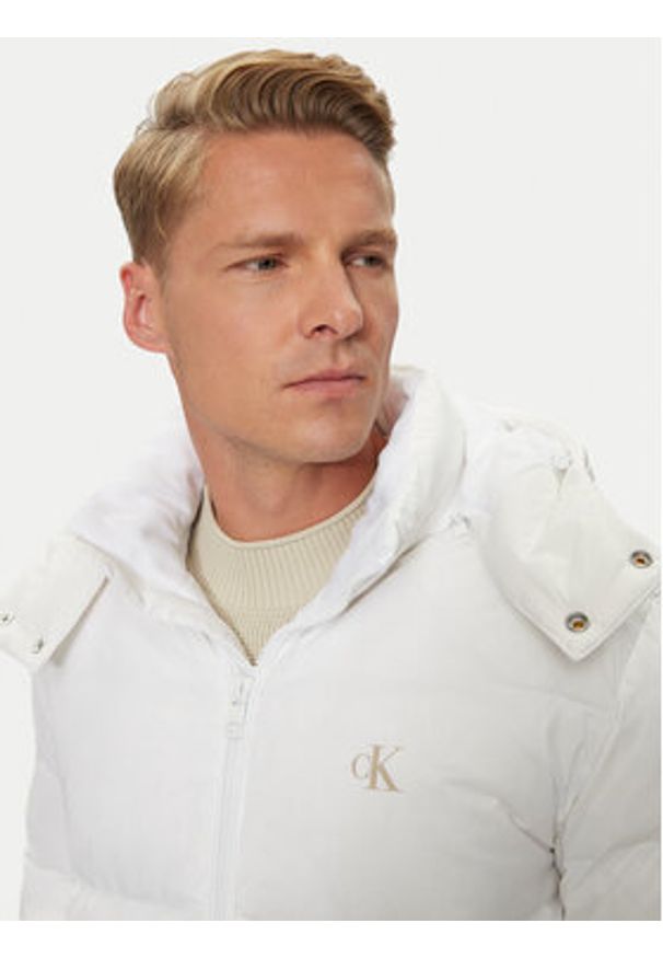 Calvin Klein Jeans Kurtka puchowa Essentials J30J325946 Biały Regular Fit. Kolor: biały. Materiał: syntetyk