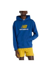 Bluza męska New Balance MT51512GAB - niebieska. Kolor: niebieski. Materiał: bawełna, dresówka. Wzór: aplikacja. Styl: klasyczny
