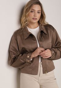Born2be - Brązowa Kurtka Typu Bomberka z Kołnierzykiem i Regulacją przy Mankietach Tellavan. Okazja: na co dzień. Kolor: brązowy. Materiał: poliester, jeans. Styl: casual #1