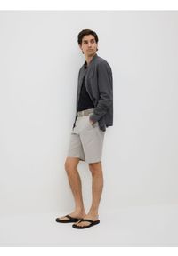 Reserved - Szorty chino regular z paskiem - brązowy. Kolor: brązowy. Materiał: bawełna, len