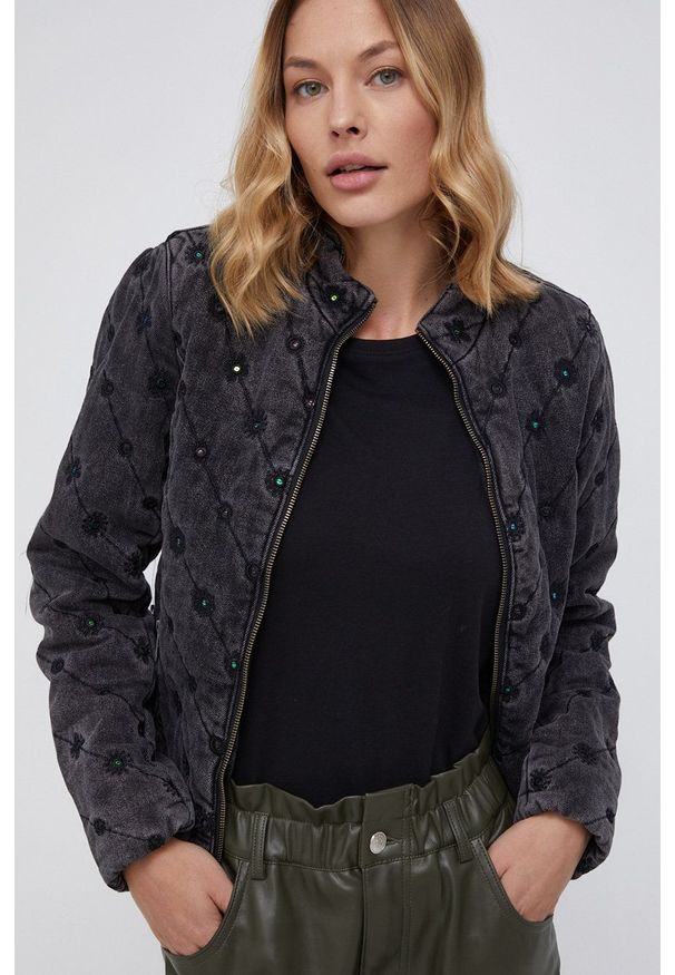 Desigual Kurtka jeansowa damska kolor czarny zimowa. Okazja: na co dzień. Kolor: czarny. Materiał: jeans. Sezon: zima. Styl: casual