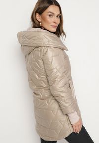 Born2be - Ciemnobeżowa Pikowana Kurtka z Kapturem i Rękawami ze Ściągaczami Melorisea. Okazja: na spotkanie biznesowe, do pracy, na spacer. Typ kołnierza: kaptur. Kolor: beżowy. Materiał: dzianina, jeans. Styl: biznesowy, elegancki #5