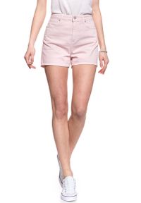 Wrangler - DAMSKIE SPODENKI WRANGLER RETRO BOY SHORT PRETTY PINK W244DM14C. Stan: podwyższony. Kolor: różowy. Styl: retro