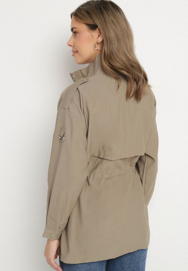 Born2be - Beżowa Kurtka Parka z Bawełną Ściągana w Pasie Troczkiem Zapinana na Napy Velethra. Okazja: na co dzień. Kolor: beżowy. Materiał: bawełna. Styl: casual