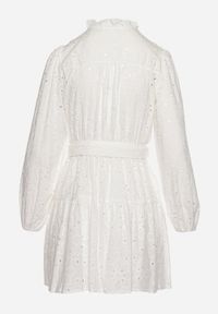 Born2be - Biała Haftowana Sukienka Mini z Bawełny z Paskiem i Ażurowym Wzorem Aislina. Typ kołnierza: kołnierz z falbankami. Kolor: biały. Materiał: bawełna. Wzór: haft, ażurowy. Sezon: wiosna, lato. Długość: mini #2